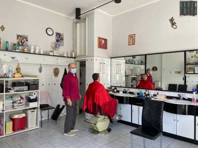 Per entrare si oltrepassa una tendina azzurra e grigia dietro la quale intravediamo il proprietario alle prese con la chioma di Dino, uno dei suoi pi� fedeli avventori. � quest�ultimo a spiegarci il motivo per cui il �parrucchiere� non possiede l�insegna. �Non vuole pagare le tasse � afferma simpaticamente �. Ma la vera ragione sta nel fatto che per prendere un appuntamento con lui basta dire �sciam da Pinuccio��